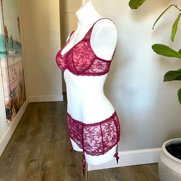 VS Garter Skirt Set - Picture 3 of 13